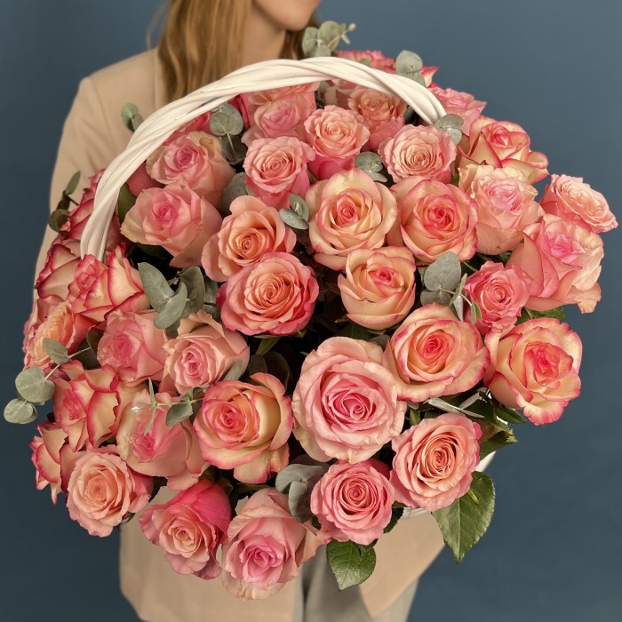 51 роза Алани микс с эвкалиптом в корзине